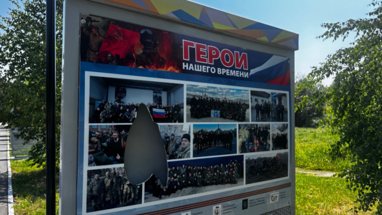 В Шелехове вандалы сломали стенды об участниках СВО